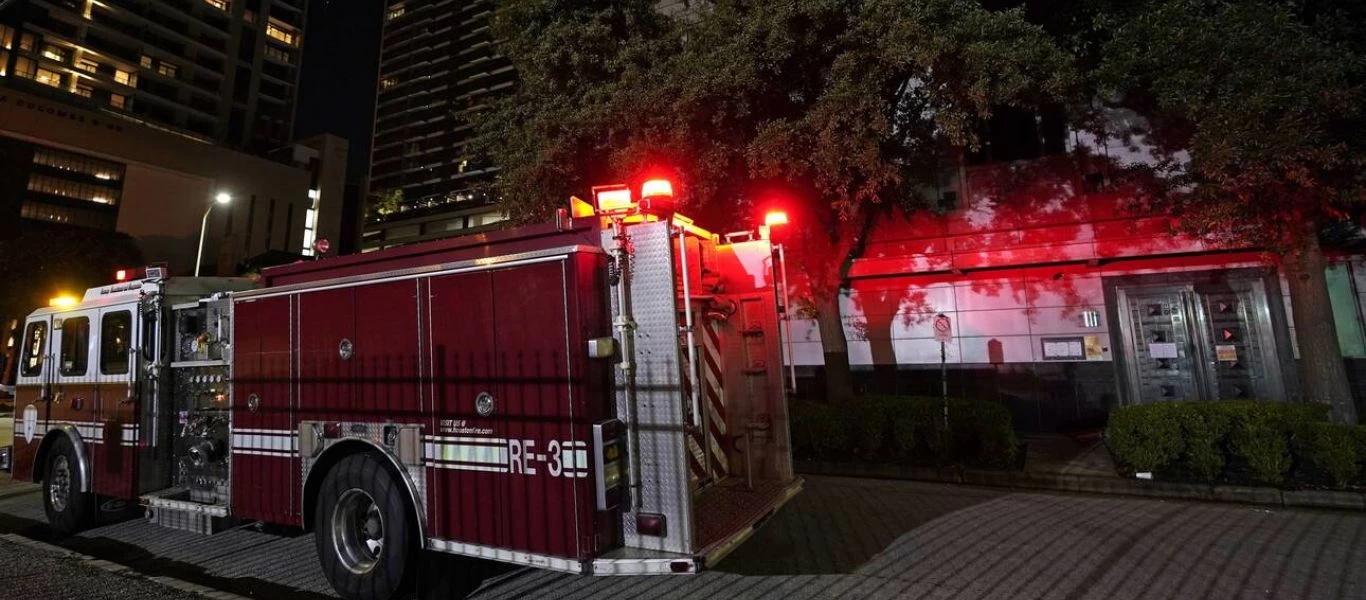 Τρακαρισμένο βαν τυλίγεται στις φλόγες - Περαστικοί διασώζουν τον οδηγό (βίντεο)